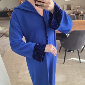Jellaba bleu roi en crêpe de soie et manches en velours tlija