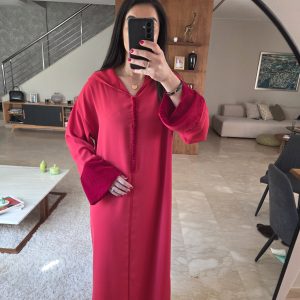 Jellaba rouge en crêpe de soie et manches en velours